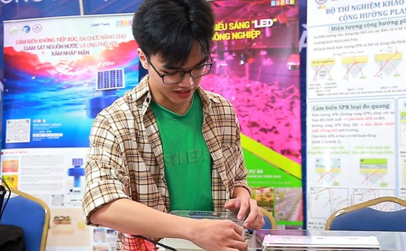 Dang Huu Vinh - a 3rd year student, majoring in Energy Conversion and Storage (University of Technology - Vietnam National University, Hanoi) participates in researching and manufacturing semiconductor chips. Photo: Minh Ha