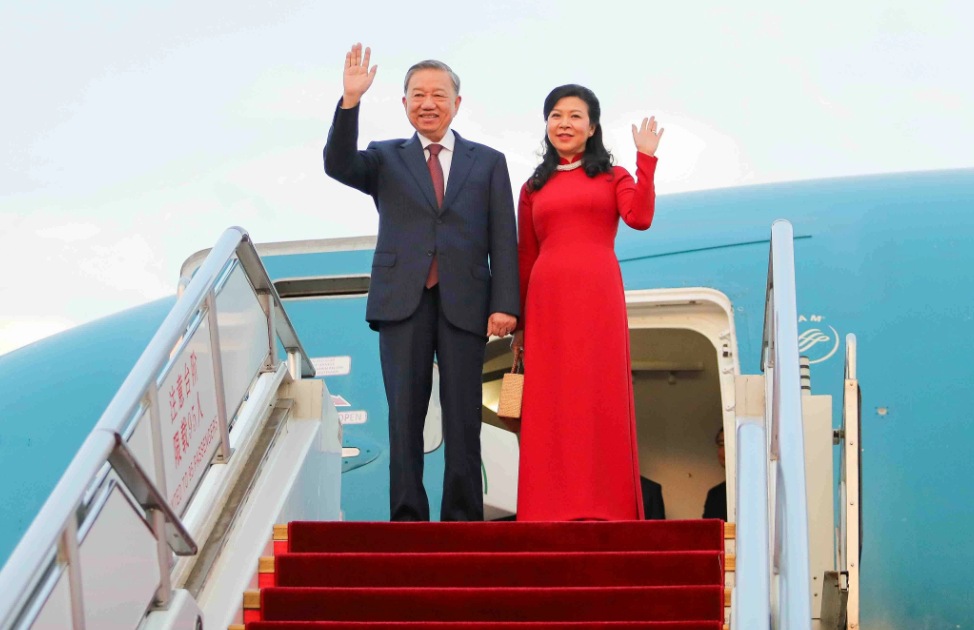 Tổng Bí thư, Chủ tịch nước Tô Lâm và Phu nhân đến sân bay Bắc Kinh, Trung Quốc. Ảnh: baoquocte.vn