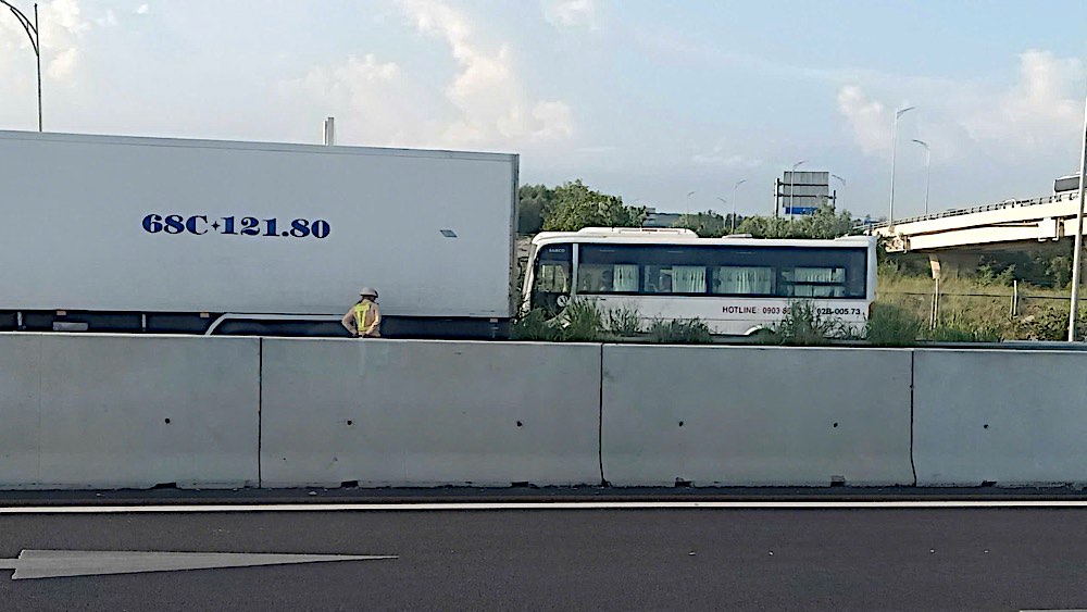 Traffic police arrived at the scene. Photo: Duy Tuan