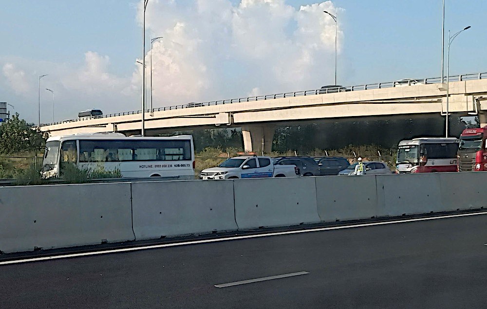 Cars lined up to exit the highway. Photo: Duy Tuan