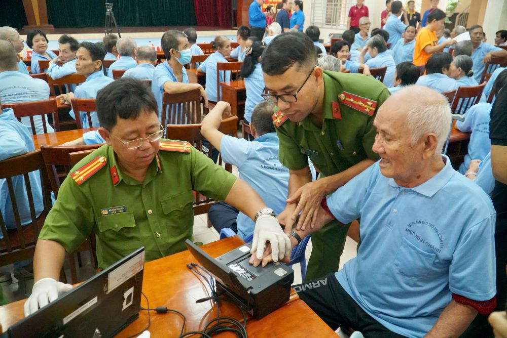 Các cán bộ, chiến sĩ công an TPHCM nỗ lực làm thẻ căn cước cho những nhân khẩu đặc biệt. Ảnh: Minh Tâm