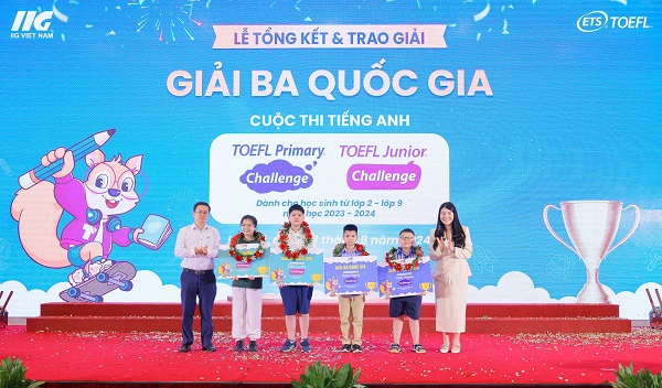 Ban Tổ chức trao giải Nhì cho các học sinh xuất sắc.