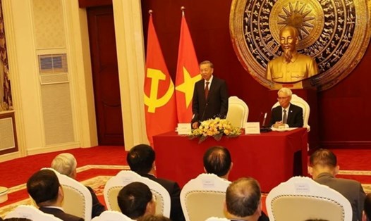 Tổng Bí thư, Chủ tịch nước Tô Lâm nói chuyện với cán bộ, nhân viên Đại sứ quán, đại diện cộng đồng và lưu học sinh Việt Nam tại Trung Quốc. Ảnh: TTXVN