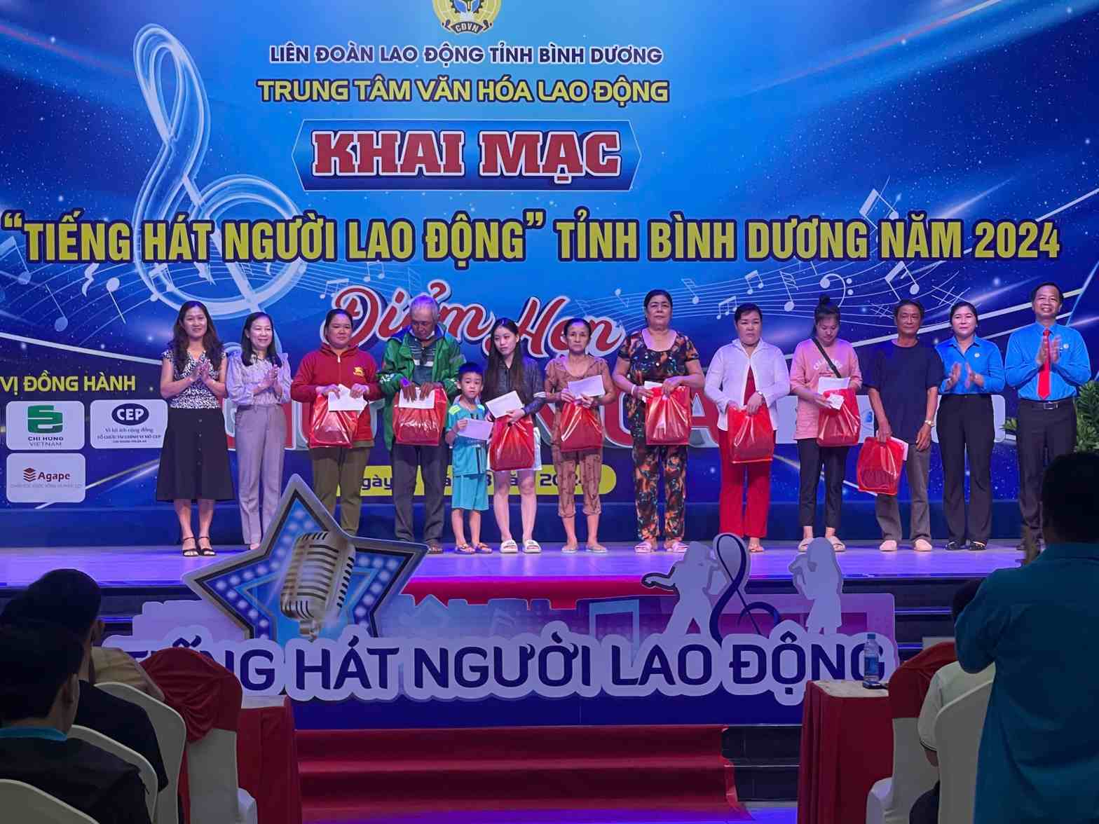 Binh Duong Provincial Labor Federation gives gifts to difficult workers. Photo: Dinh Trong