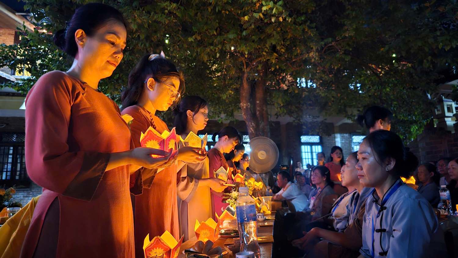 In a sacred, quiet atmosphere, to commemorate the merits of birth and upbringing of parents; Dedicating good fortune to parents who now have good health and happiness; The deceased was reborn in a pure world, and the candles and flower lanterns were lit, creating a cozy space full of love.