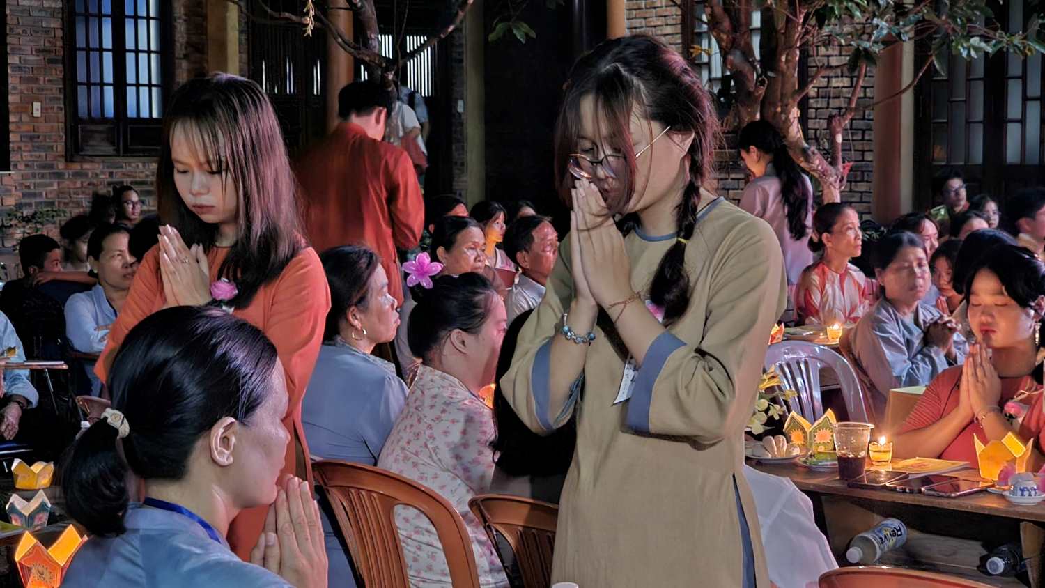 Right before the days of the great Vu Lan festival, throughout Hue's pagodas such as Linh Mu, Tu Dam Patriarch, Tuong Van or Phuoc Duyen Monastery, people go to worship Buddha and chant sutras to show filial piety and gratitude for their birth. parental upbringing.