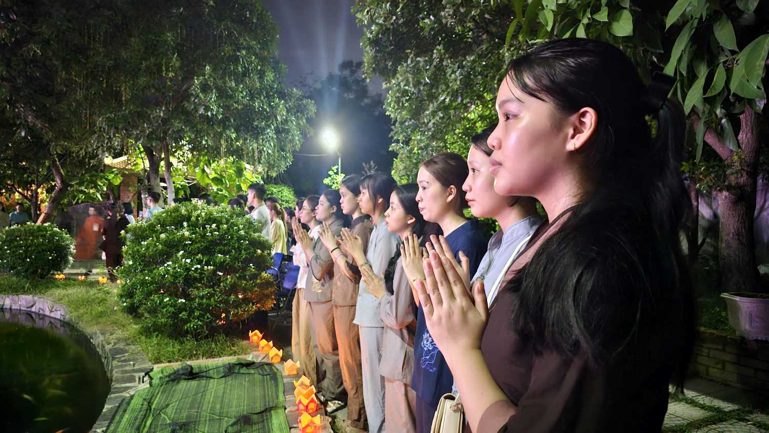 The Vu Lan Ceremony to show filial piety is a custom associated with Buddhism, formed based on the filial piety tradition of the Vietnamese people. This is an opportunity to remind everyone to keep the filial piety of their filial duty.