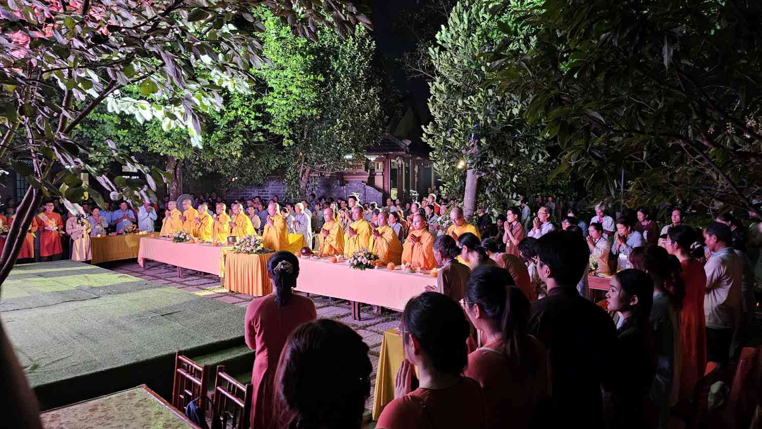 Like every year, on this day, a large number of people and Buddhists throughout Thua Thien Hue province come to Phuoc Duyen Monastery as well as a number of other ancient temples to perform filial piety and express their love and affection. grateful to my parents.