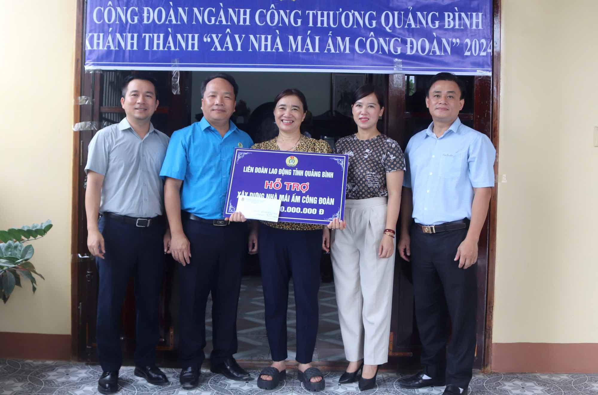 Công đoàn ngành Công thương trao tiền và bàn giao "Mái ấm Công đoàn" cho gia đình chị Trần Thị Thành. Ảnh: T. Phan