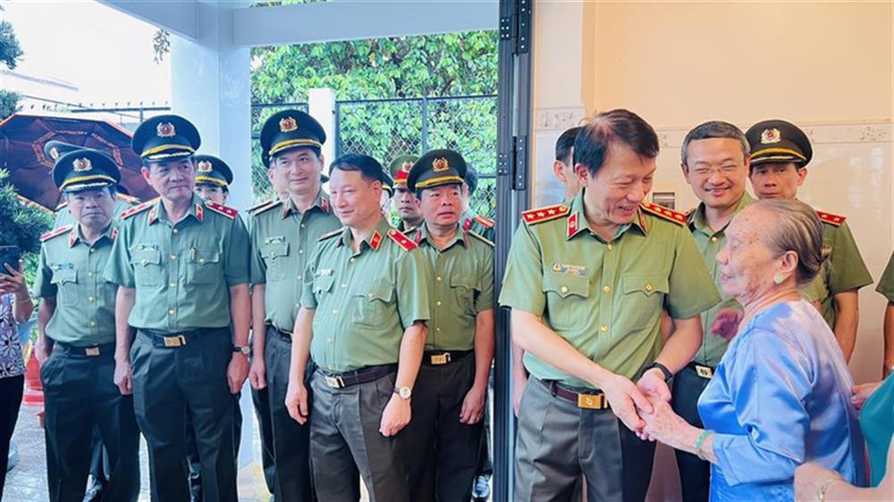 Bộ trưởng Lương Tam Quang cùng Đoàn công tác thăm gia đình mẹ Việt Nam Anh hùng Lê Thị Hai tại tỉnh Tây Ninh. Ảnh: Bộ Công an