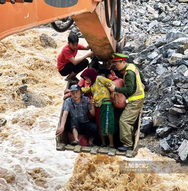 Lieutenant Nguyen Manh Tuong and workers brought people swept away by the flood to safety. Photo: Minh Duc.