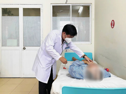 Mức lương của bác sĩ cao cấp được thực hiện = Mức lương cơ sở x Hệ số lương. Ảnh minh họa: Nguyễn Ly.