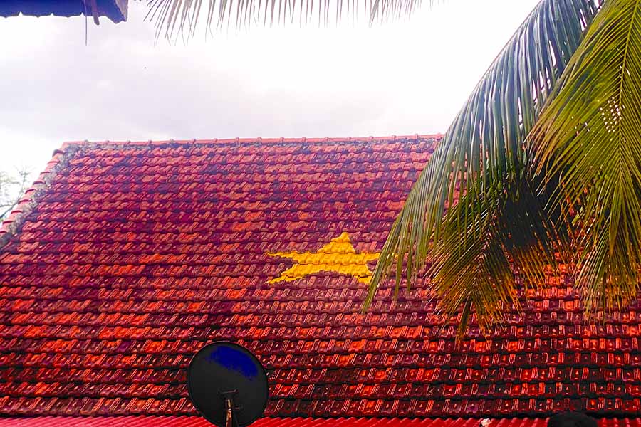 The movement "turning every roof into a flag" has spread strongly to traditional Thai stilt houses. Photo: TH