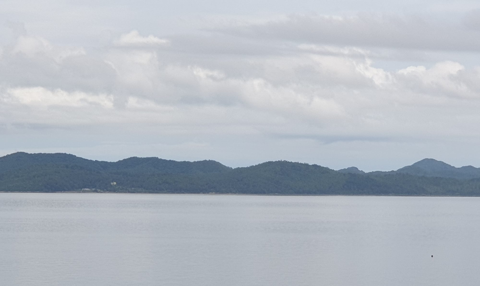 Một góc xã đảo Ngọc Vừng nhìn từ vịnh Hạ Long. Xã này nằm trọn trong vùng đệm vịnh Hạ Long. Ảnh: Nguyễn Hùng