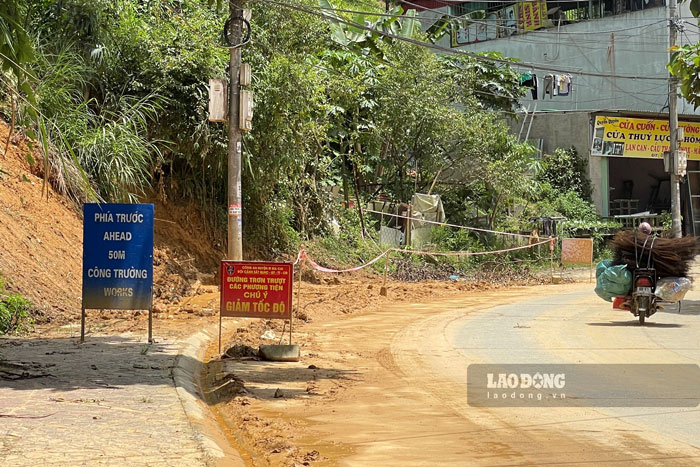 Right below the Din Phang residential group, next to Highway 4D, the local government has posted a warning sign "Slippery road, pay attention to reduce speed", and stretched seat belts hundreds of meters long at the foot of the hill. The landslide affected many households below.