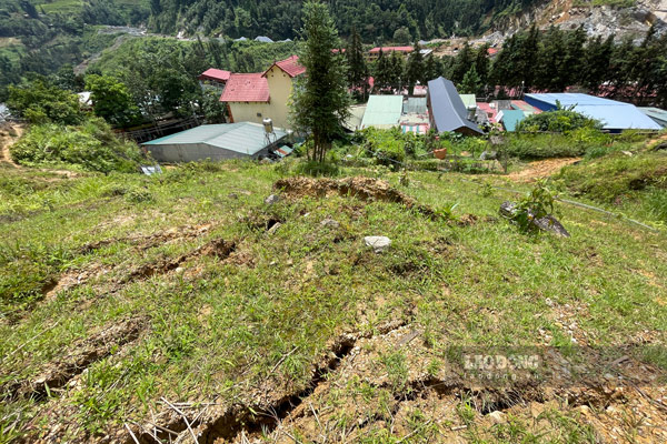 On August 18, present in the residential area of ​​Din Phang and Pho Thau (Si Ma Cai town, Si Ma Cai district, Lao Cai), Lao Dong Newspaper reporter noted a large hill area bordering Highway 4, on the opposite side. The road has dozens of households living on both sides.