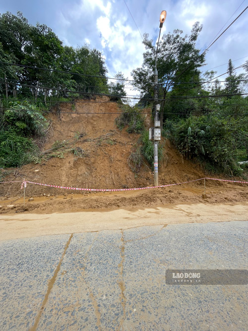 Mr. Luong Van Tu (Din Phang residential group) said that this landslide situation has occurred for many years. In previous times, the hill only collapsed a little and rocks and soil flowed onto the road. Up to now, the entire large hill with hundreds of cubic meters of soil and rock has cracked, so the risk of falling on households' houses is extremely high."