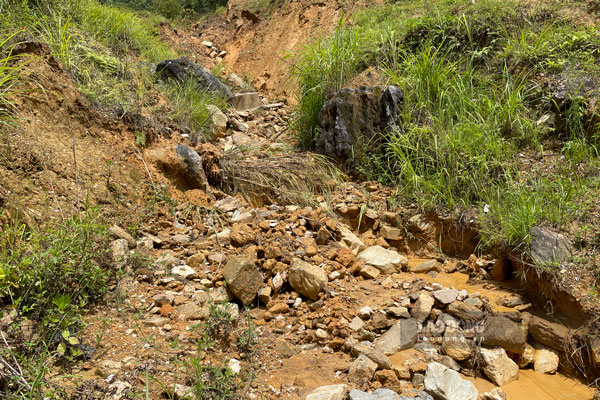 After every heavy rain, rocks and soil slide down, causing many households to always live in a state of anxiety and worry.