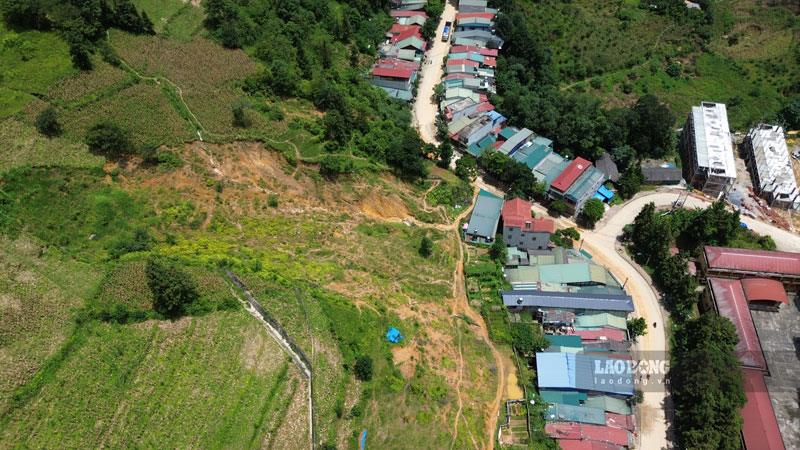 Phía dưới chân núi Dìn Phàng, nơi xuất hiện cung trượt dài khoảng 200m hiện đang là nơi sinh hoạt của khoảng 40 hộ dân của các tổ dân phố Dìn Phàng và Phố Thầu. 