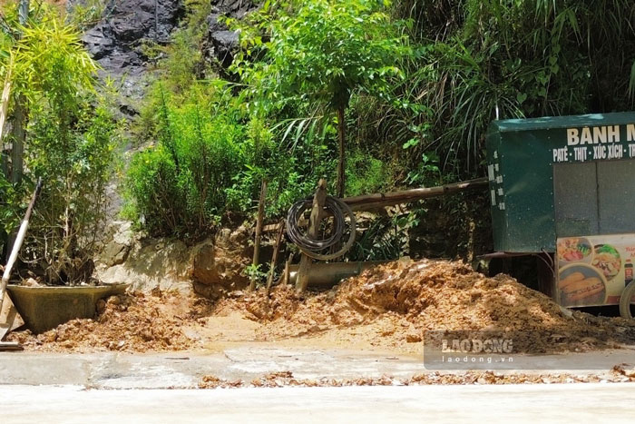 Trao đổi với Lao Động, ông Nguyễn Trung Kiên - Phó Chủ tịch UBND huyện Si Ma Cai cho biết: “Điểm sạt lở này có từ nhiều năm trước nhưng đến nay vẫn chưa thể khắc phục, xử lý. Nguyên nhân là các giải pháp của huyện tốn quá nhiều tiền nên huyện chưa có kinh phí và chưa có quỹ đất để bố trí tái định cư cho 40 hộ dân“. 