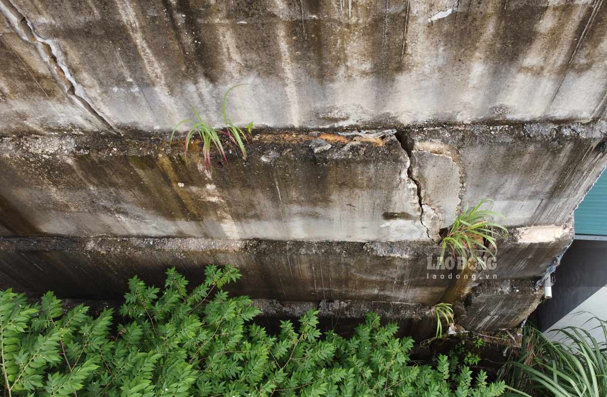 Many cracks along the embankment. Photo: Doan Hung