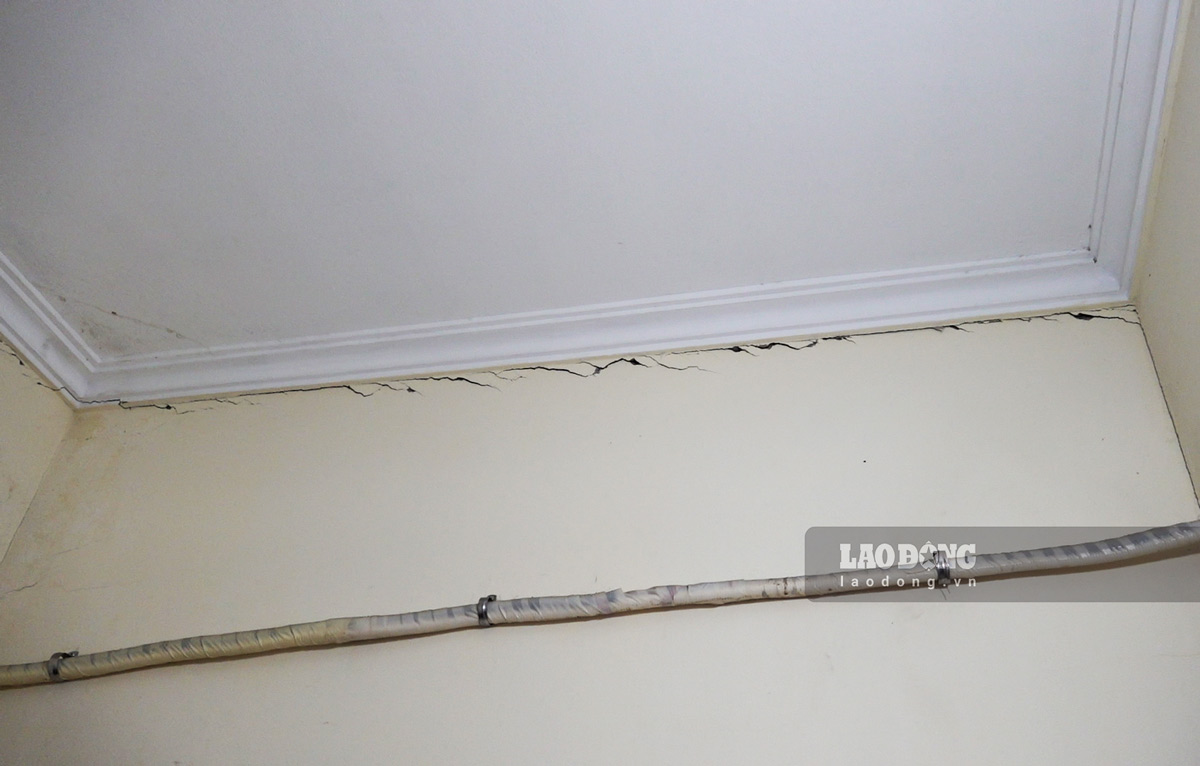 Horizontal crack in a household's house at the foot of the embankment. Photo: Doan Hung