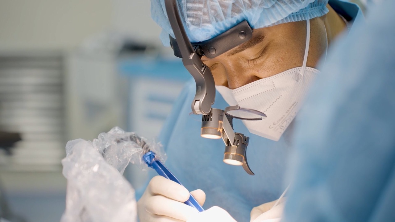 Bác sĩ Phạm Hiếu Liêm lo ngại về bác sĩ tay ngang trong đó có hút mỡ bụng. Ảnh: BSCC