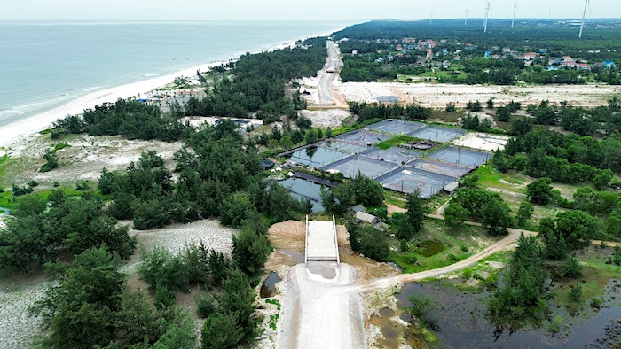 Some aquaculture farms on the Quang Binh coastal road are facing problems. Photo: Cong Sang