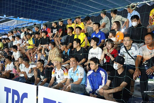 Đông đảo khán giả tới sân theo dõi và cổ vũ các đội bóng tại giải bóng đá đồng hương toàn quốc Cup TA PHA 2024. Ảnh: Đình Thảo