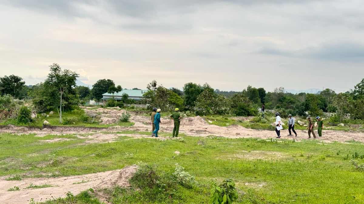 Lực lượng chức năng xã Hàm Chính kiểm tra hiện trường một vị trí khai thác khoáng sản trái phép trên địa bàn. Ảnh: Duy Tuấn 