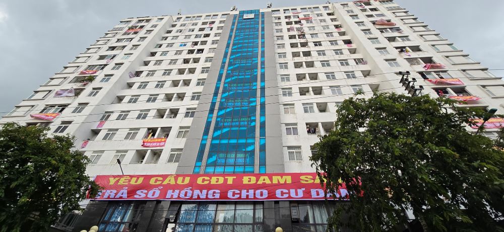 Cư dân chung cư Damsan Quang Trung, TP.Thái Bình căng băng rôn đòi hỏi quyền lợi. Ảnh: Trung Du