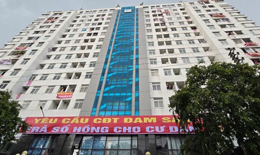 Cư dân chung cư Damsan Quang Trung, TP.Thái Bình căng băng rôn đòi hỏi quyền lợi. Ảnh: Trung Du