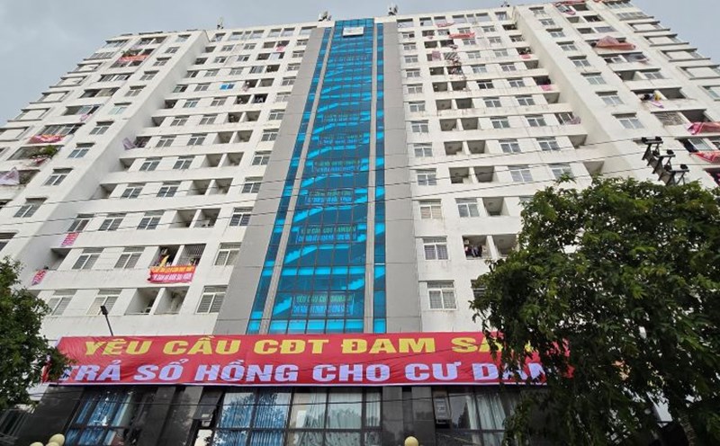 Cư dân chung cư Damsan Quang Trung, TP.Thái Bình căng băng rôn đòi hỏi quyền lợi. Ảnh: Trung Du