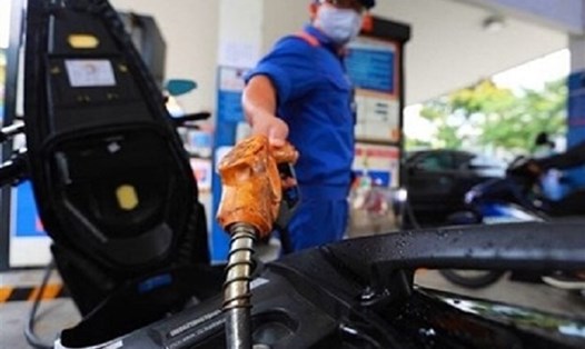 Giá xăng dầu hôm nay đồng loạt giảm. Ảnh minh họa: PLX