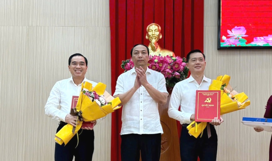 Chủ tịch UBND tỉnh Kiên Giang Lâm Minh Thành trao quyết định nhân sự tại Phú Quốc cho ông Trần Minh Khoa (phải) và ông Huỳnh Quang Hưng (trái). Ảnh: CTV
