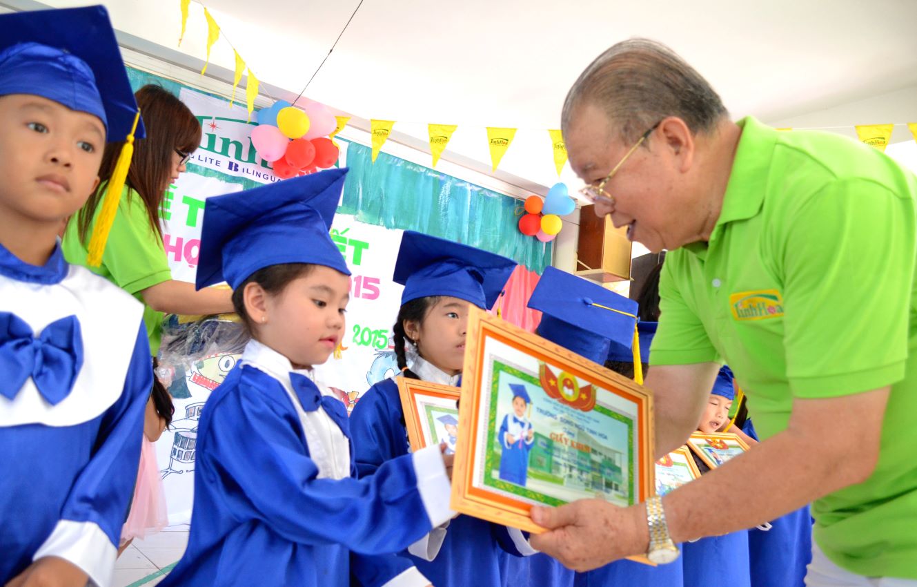 Professor Vo Tong Xuan awarded awards to students studying at Tinh Hoa Bilingual School in Long Xuyen City, founded and run by himself, as a way to express gratitude to the children of farmers studying in high school following a quality bilingual program at a reasonable price. popular. Photo: Luc Tung