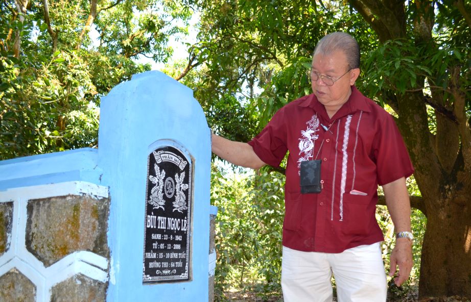 Professor Vo Tong Xuan returned to his hometown of Ba Chuc to visit the grave of his wife Bui Thi Ngoc Le. Photo: Luc Tung