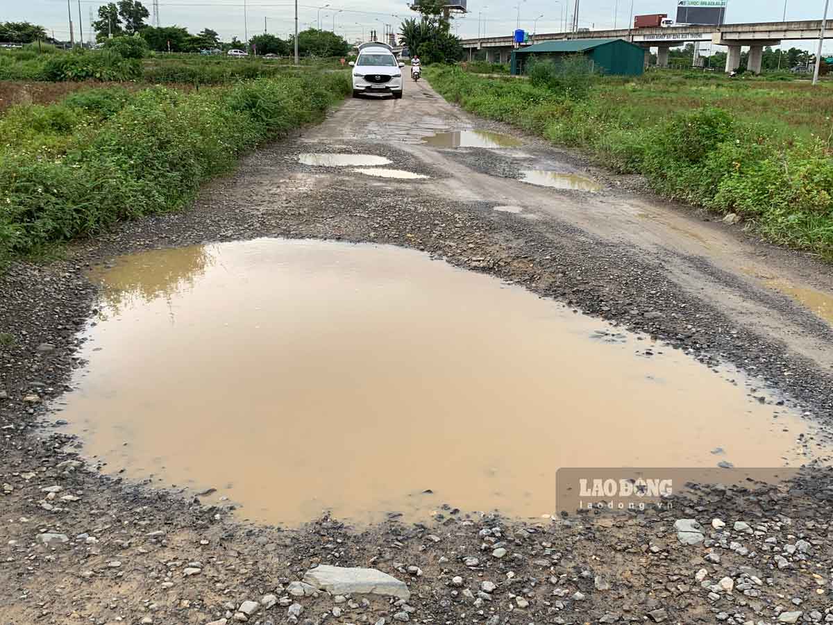 The road that people often travel on is located in the Yen Bang industrial cluster, full of potholes. Photo: Ha Vi