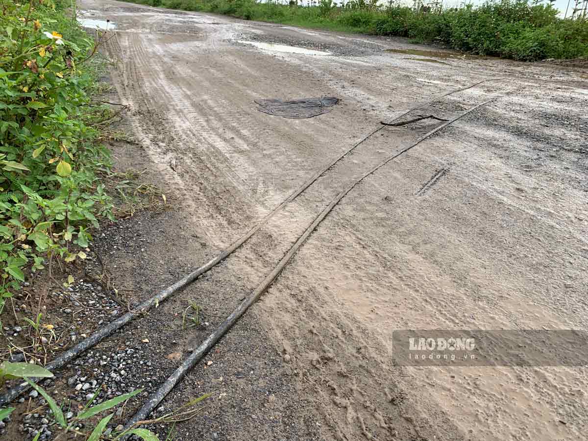 Electric wires are scattered right on the road. Photo: Ha Vi