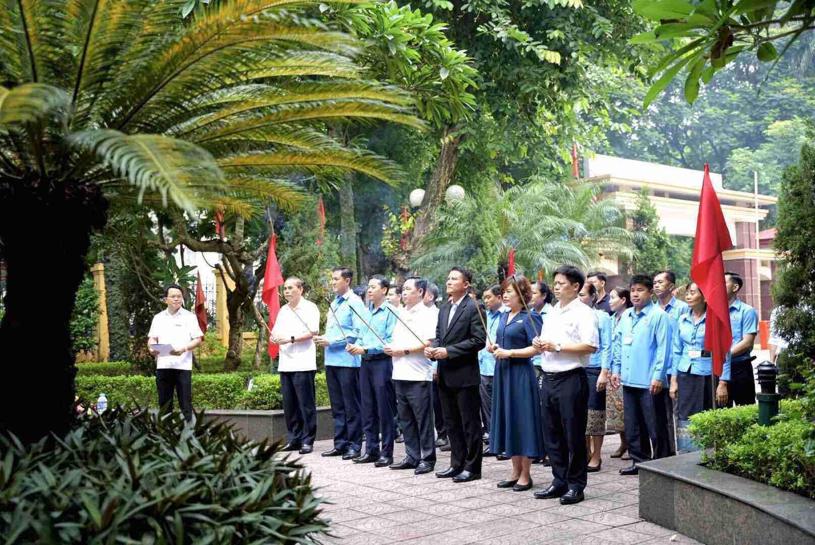 Lễ dâng hương Chủ tịch Hồ Chí Minh trong khuôn viên Trường Đại học Công đoàn trước khi diễn ra Lễ khai giảng. Ảnh: ĐHCĐ