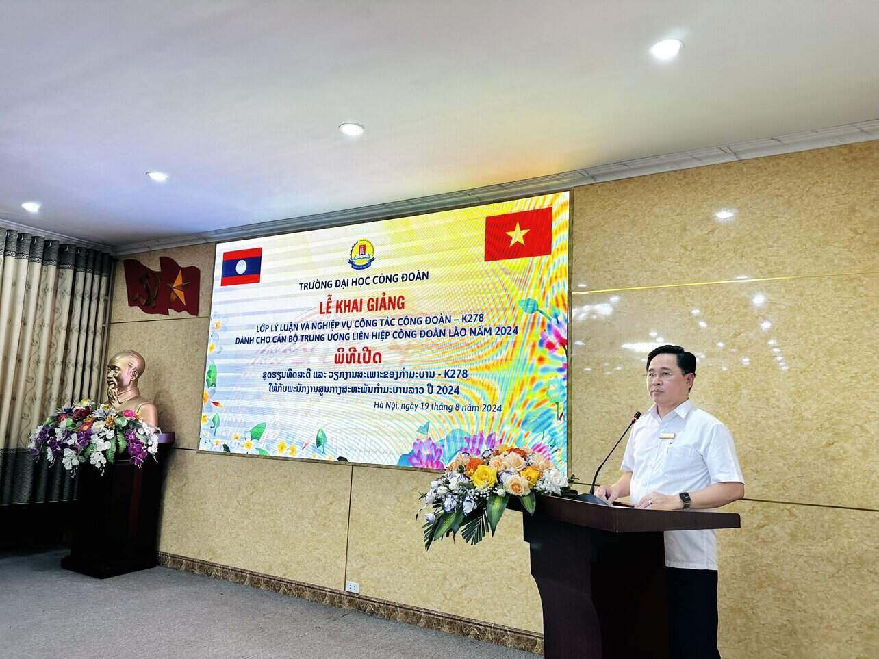 Associate Professor, Dr. Le Manh Hung - Deputy Secretary in charge of the Party Committee, Principal of Trade Union University spoke at the Opening Ceremony. Photo: AGM