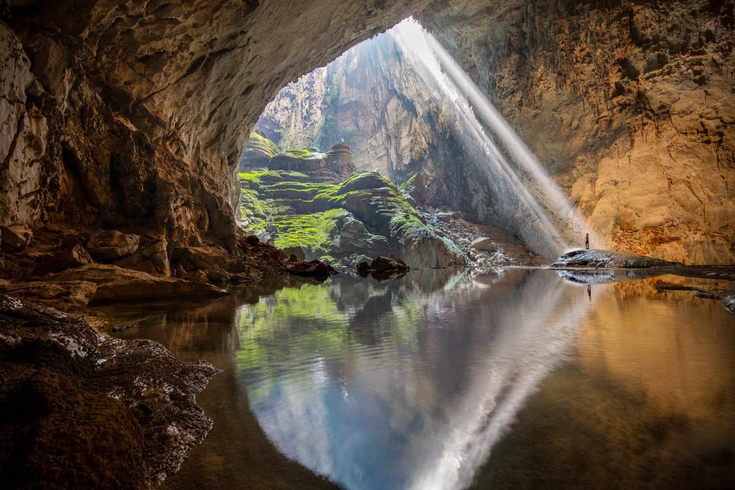 The magical light shows the beauty of caves and underground rivers inside Son Doong. Photo: Oxalis