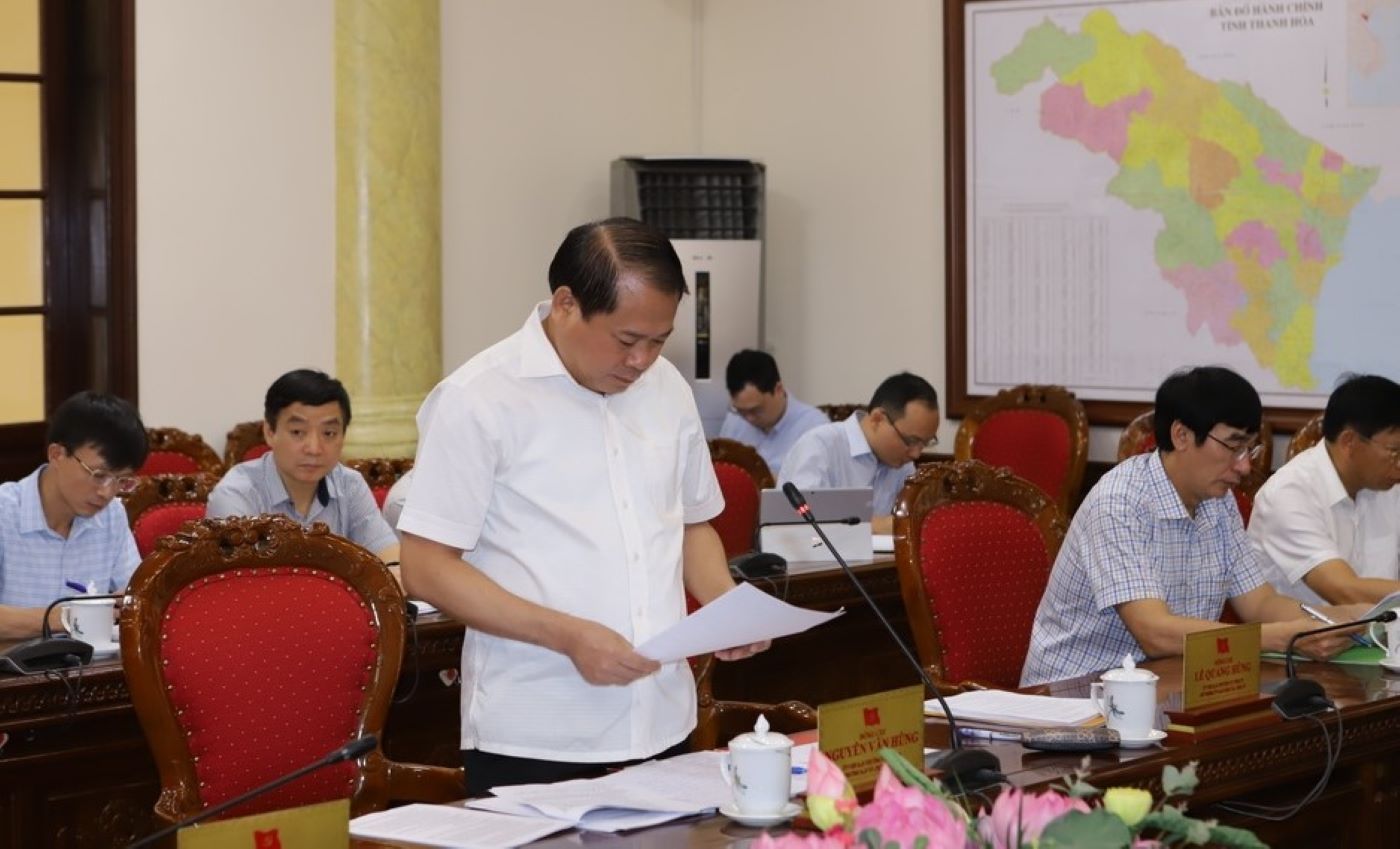 Mr. Nguyen Van Hung - Head of the Provincial Party Committee's Organizing Committee presented the plan to organize Party congresses at all levels. Photo: Minh Hieu