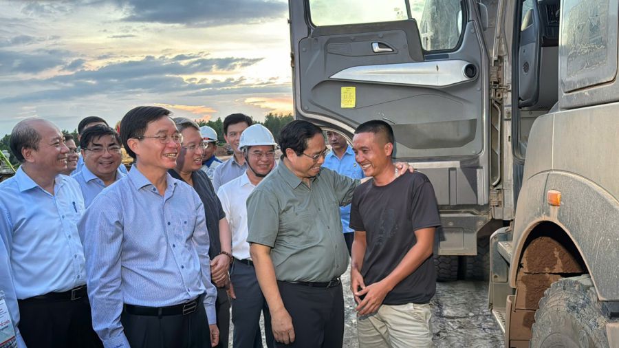 Thủ tướng Chính phủ Phạm Minh Chính động viên CNLĐ đang thi công tuyến cao tốc Khánh Hòa - Buôn Ma Thuột. 
Ảnh: Bảo Trung