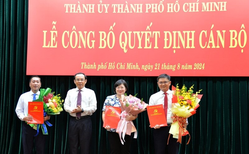 Bí thư Thành ủy TPHCM Nguyễn Văn Nên trao quyết định cho các cán bộ. Ảnh: Nam Nguyễn