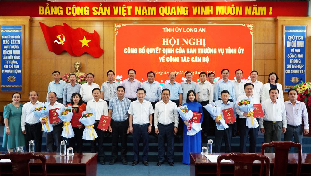 Lãnh đạo tỉnh Long An trao quyết định, tặng hoa chúc mừng các cán bộ vừa được điều động, bổ nhiệm, bổ nhiệm lại. Ảnh: An Long 