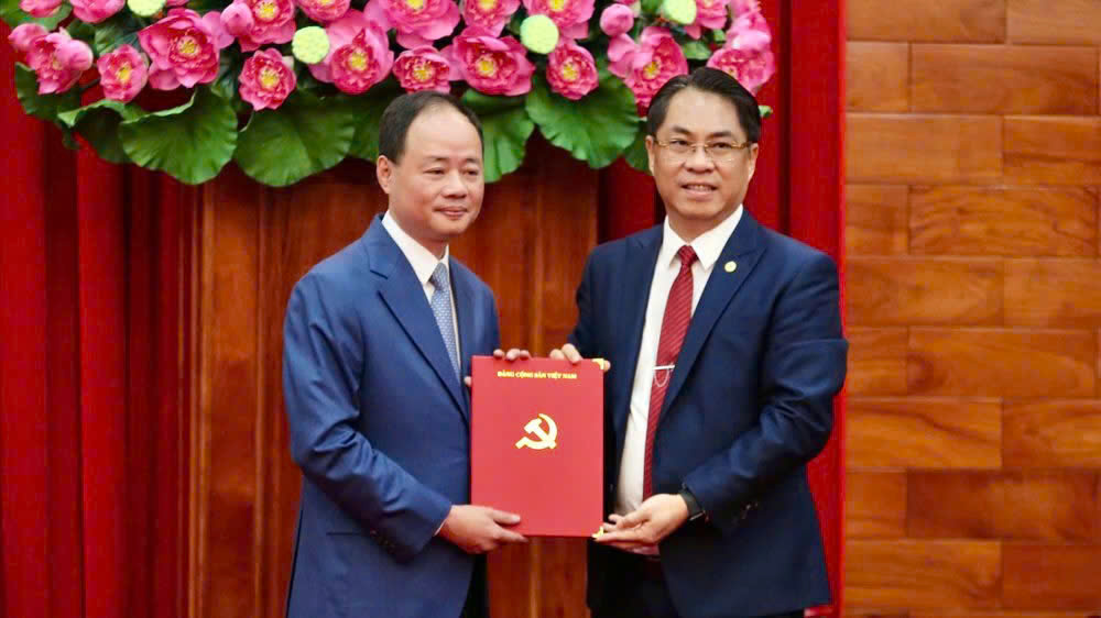 Deputy Head of the Central Organizing Committee Phan Thang An handed over the Decision to Mr. Tran Hong Thai. Photo: VGP  