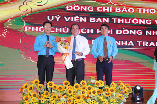 LĐLĐ TP Nha Trang tôn vinh lãnh đạo thành phố có nhiều đóng góp cho sự phát triển của phong trào CNVCLĐ. Ảnh: Phương Linh