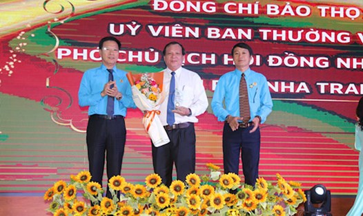 LĐLĐ TP Nha Trang tôn vinh lãnh đạo thành phố có nhiều đóng góp cho sự phát triển của phong trào CNVCLĐ. Ảnh: Phương Linh