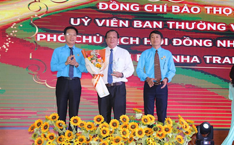 LĐLĐ TP Nha Trang tôn vinh lãnh đạo thành phố có nhiều đóng góp cho sự phát triển của phong trào CNVCLĐ. Ảnh: Phương Linh